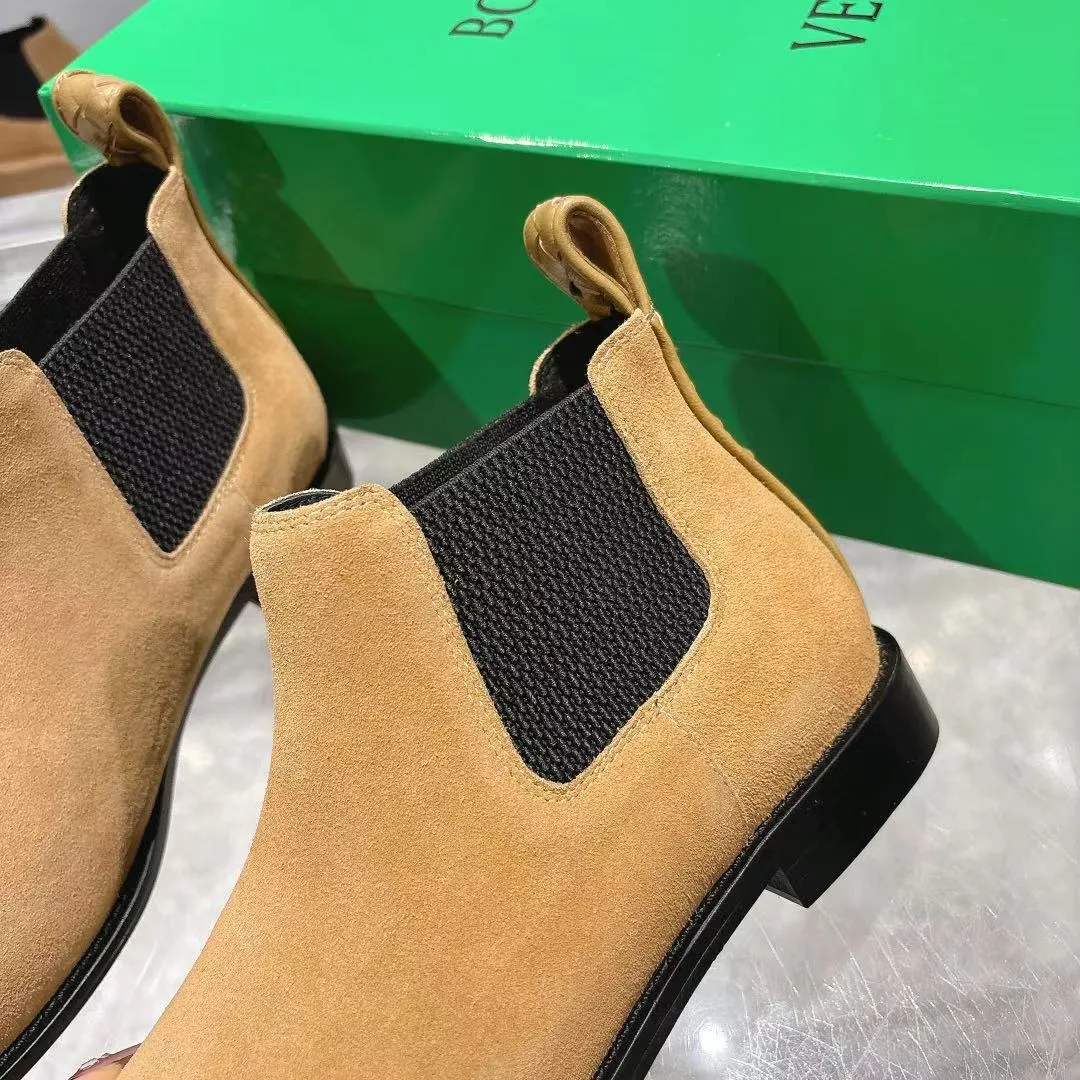 [BV] Top P: 840💰Size for couples: Female 35-39 Male 39--44 (Female 40. Male 38.45.46.47 customization is not returnable) [Note‼ ️] Add 💰 to size 46, add 20💰 to size 47, Bottega Veneta 2025 autumn and winter counter synchronized style Bottega Veneta small round toe short boots, high mercerized cow velvet, solid color cow lining! Leather outsole! A one-to-one replica of the original! Fine workmanship! quality assurance!